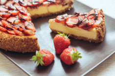 new-york-cheesecake-with-chocolate-and-strawberries